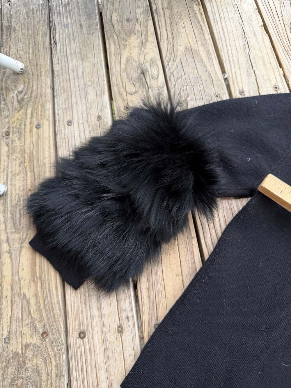 Alice + Olivia Black Wool Blend Sweater with Silver Fox Fur Cuffs Size S/P - Picture 8 of 9